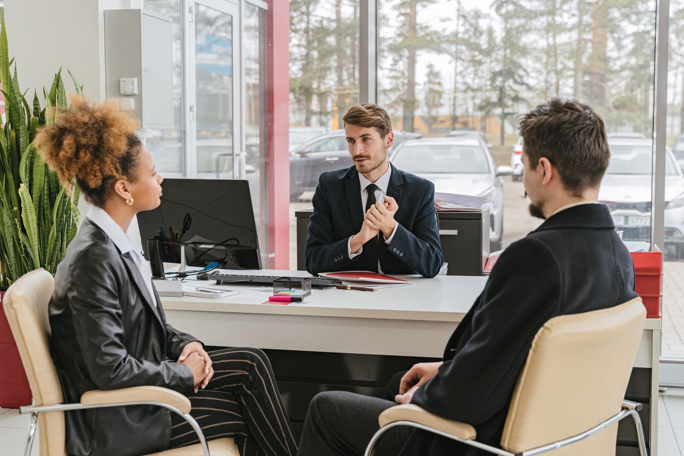 Un conseiller et ses clients échangent autour d’un projet