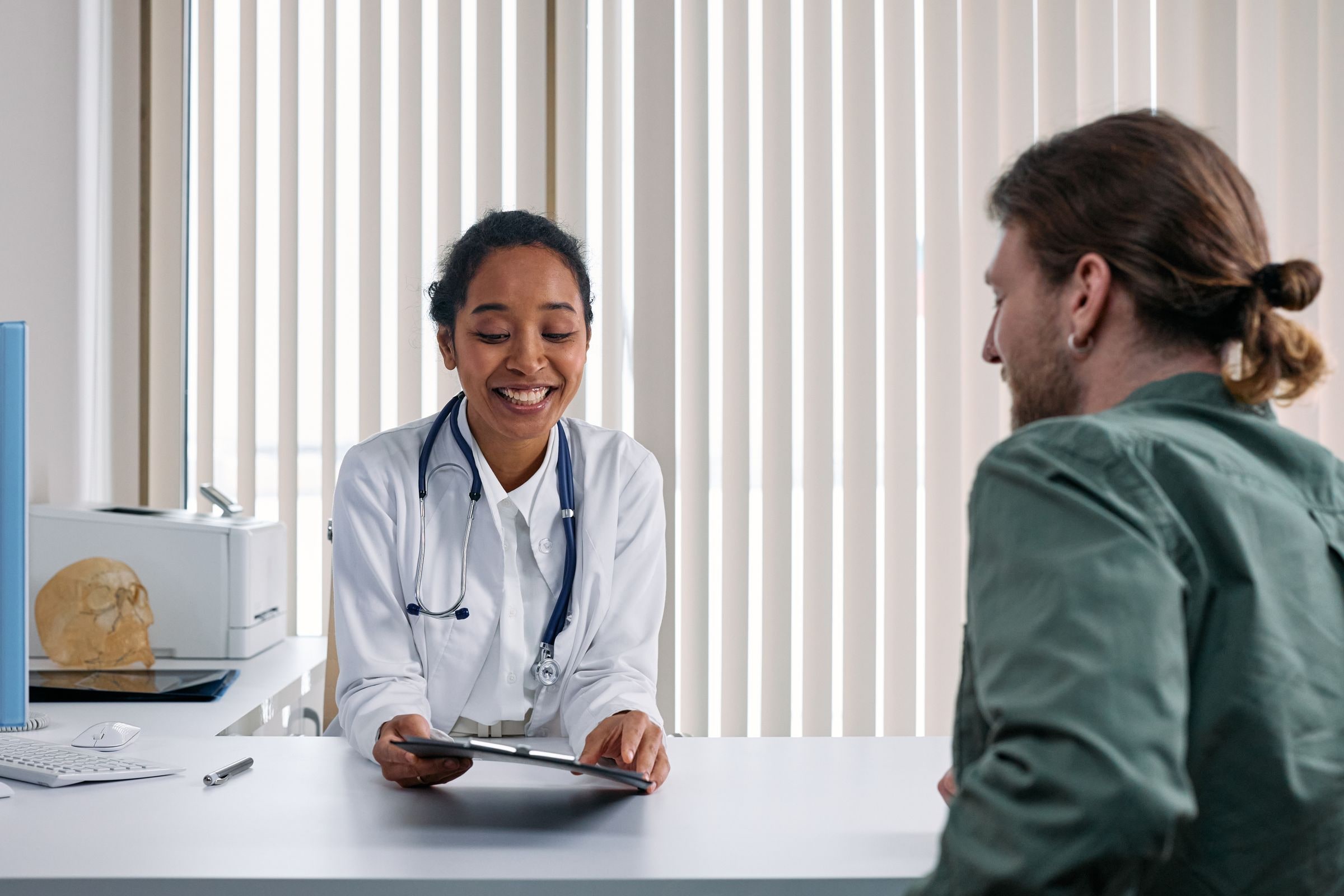 Une médecin échange avec son patient en consultation